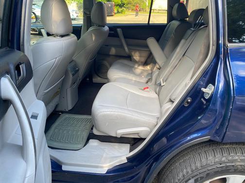 Blue 2013 Toyota Highlander SE