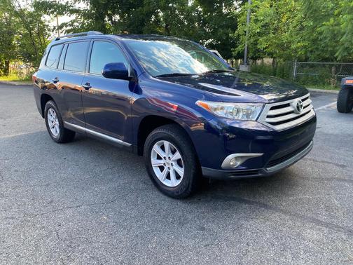 Blue 2013 Toyota Highlander SE