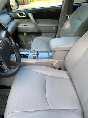Blue 2013 Toyota Highlander SE