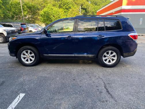 Blue 2013 Toyota Highlander SE