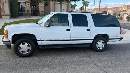 White 1997 Chevrolet Suburban 1500