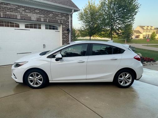 White 2017 Chevrolet Cruze LT