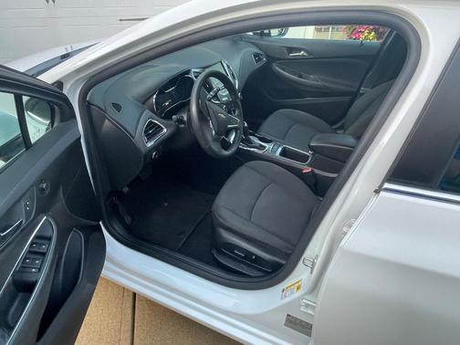 White 2017 Chevrolet Cruze LT
