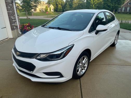 White 2017 Chevrolet Cruze LT