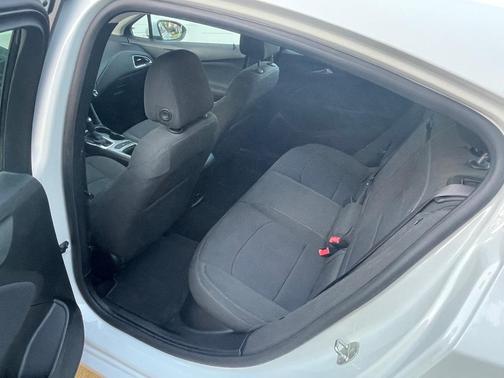 White 2017 Chevrolet Cruze LT