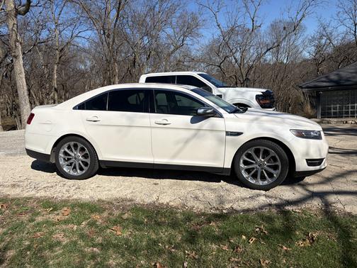 White 2017 Ford Taurus Limited