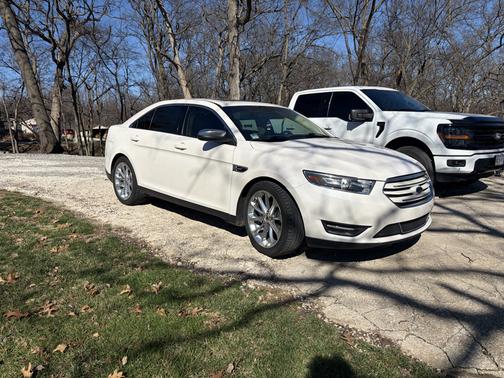 White 2017 Ford Taurus Limited