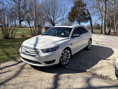 White 2017 Ford Taurus Limited