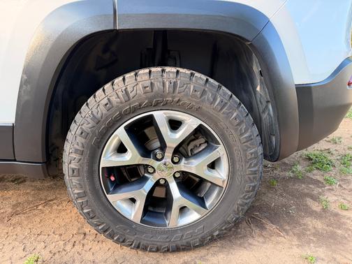 White 2016 Jeep Cherokee Trailhawk
