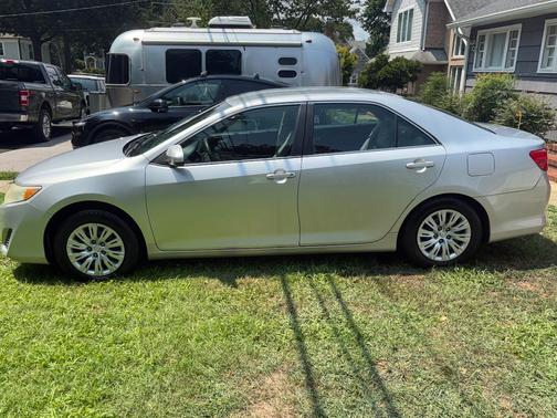 Silver 2014 Toyota Camry SE