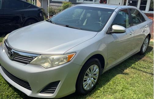 Silver 2014 Toyota Camry SE