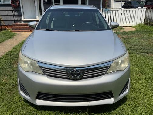 Silver 2014 Toyota Camry SE
