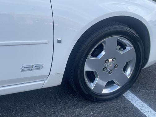 White 2006 Chevrolet Impala SS