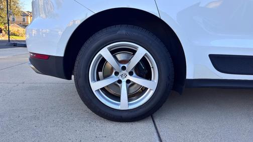 White 2018 Porsche Macan Macan