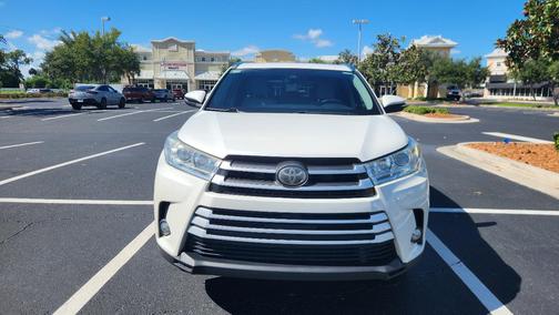 White 2017 Toyota Highlander XLE