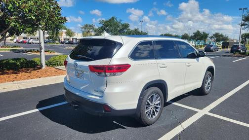 White 2017 Toyota Highlander XLE