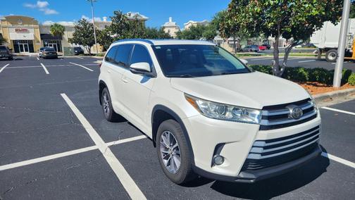 White 2017 Toyota Highlander XLE