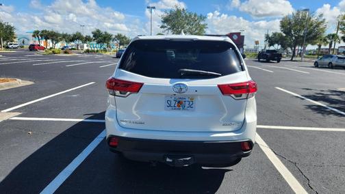 White 2017 Toyota Highlander XLE