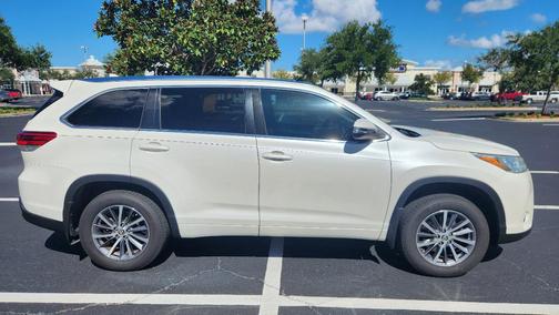White 2017 Toyota Highlander XLE