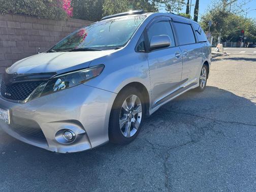 Beige 2014 Toyota Sienna SE