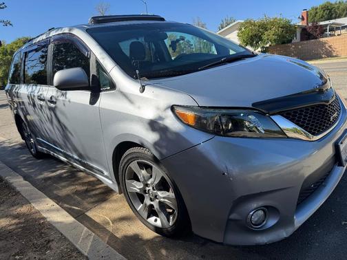 Beige 2014 Toyota Sienna SE
