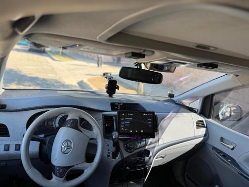 Beige 2014 Toyota Sienna SE