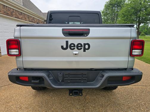 Silver 2022 Jeep Gladiator Altitude