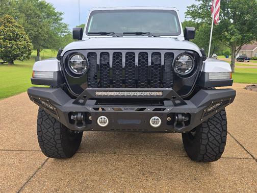 Silver 2022 Jeep Gladiator Altitude