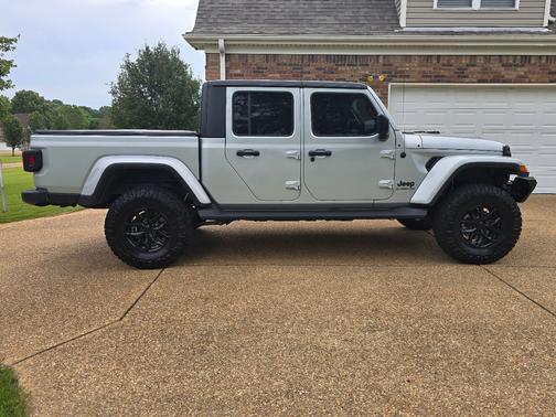 Silver 2022 Jeep Gladiator Altitude