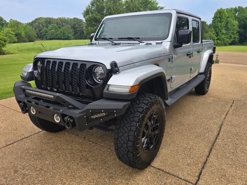 Silver 2022 Jeep Gladiator Altitude