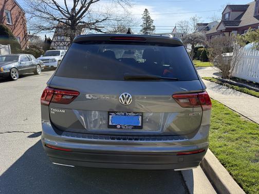 Gray 2019 Volkswagen Tiguan 2.0T SE