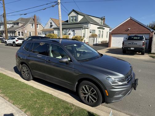 Gray 2019 Volkswagen Tiguan 2.0T SE