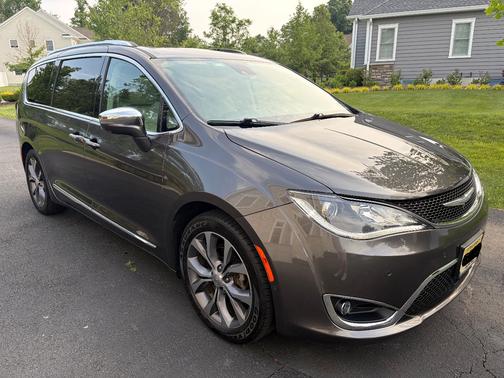 Gray 2017 Chrysler Pacifica Limited