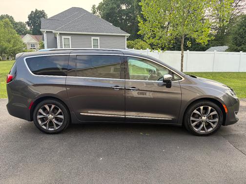Gray 2017 Chrysler Pacifica Limited