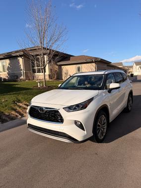 White 2025 Toyota Highlander Hybrid  Limited 25th Edition