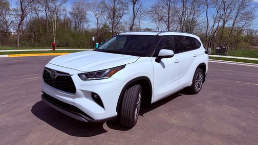White 2025 Toyota Highlander Hybrid  Limited 25th Edition