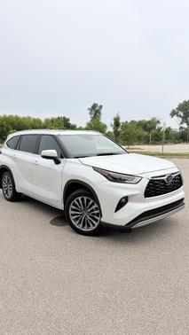 White 2025 Toyota Highlander Hybrid Limited 25th Edition