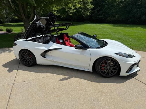 White 2023 Chevrolet Corvette Stingray w/2LT