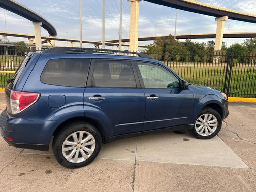 Blue 2012 Subaru Forester 2.5X Premium