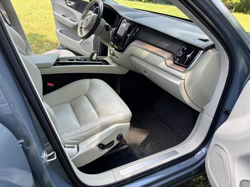 Gray 2022 Volvo XC60 B5 Momentum