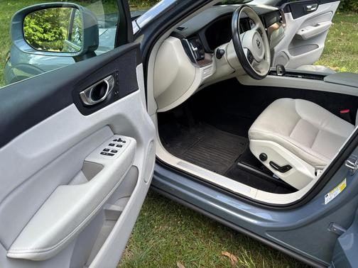 Gray 2022 Volvo XC60 B5 Momentum
