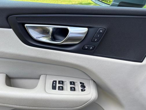 Gray 2022 Volvo XC60 B5 Momentum