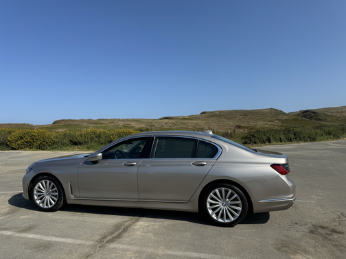2022 BMW 740 i