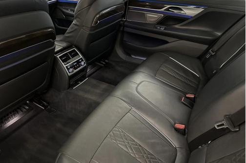 2022 BMW 740 i