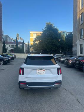 White 2024 Kia Sorento S