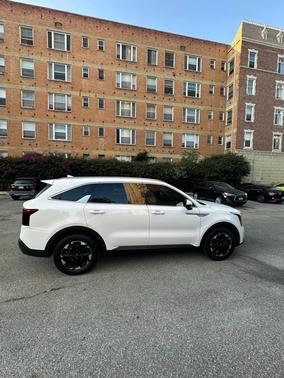 White 2024 Kia Sorento S