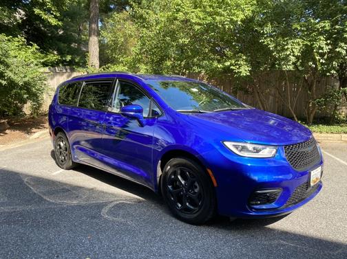 Photo 1 of 16 of 2021 Chrysler Pacifica Hybrid Limited