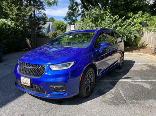 Photo 2 of 16 of 2021 Chrysler Pacifica Hybrid Limited