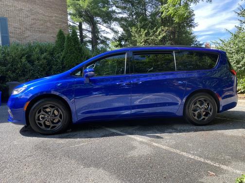 Photo 3 of 16 of 2021 Chrysler Pacifica Hybrid Limited