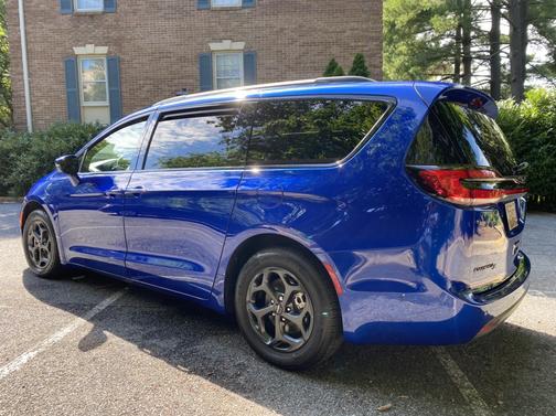 Photo 4 of 16 of 2021 Chrysler Pacifica Hybrid Limited